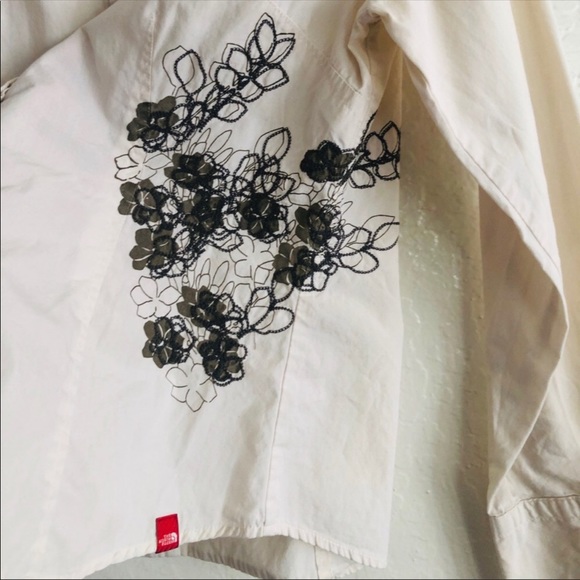 The North Face beige long sleeved button down shirt with embroidery Medium - Picture 5 of 8